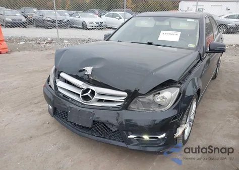 2013 Mercedes-Benz C 300 Sport 4Matic z USA, uszkodzony, nr VIN WDDGF8ABXDR296681